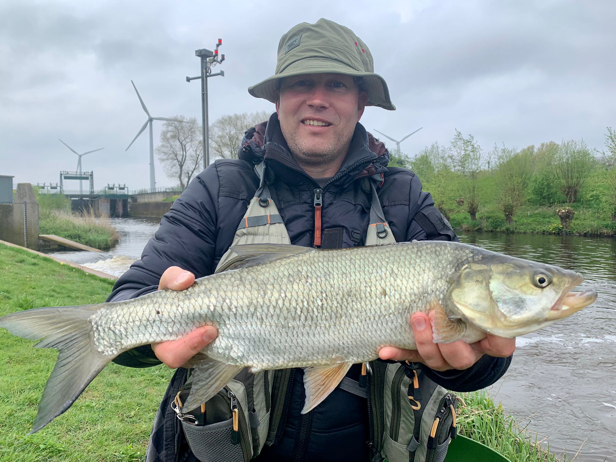 Roel Snels poseert hier met een mooie roofblei van 65 cm. Hij ving dit pijlsnelle exemplaar in de volle stroming – doorgaans is dat ook dé hotspot voor deze zilveren rovers.