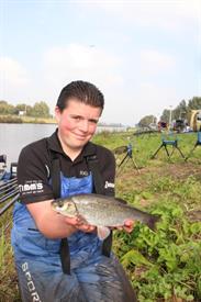 Collin Besseling met vis (Small)