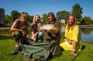 Damesvissen in de lift