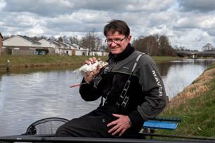 De Tovenaar van Ter Apel laat zijn magie los aan de waterkant