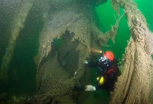 Duiken de Noordzee schoon : In actie voor veilige en visvriendelijke wrakken