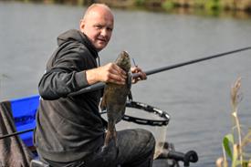 Gerard Meerveld met vis (Small)