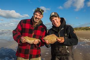 Grote botten vanaf het strand in aflevering 7 VIS TV (video)
