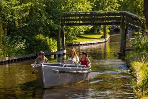 In Giethoorn vissen op rietvoorn met De Visvrouwen