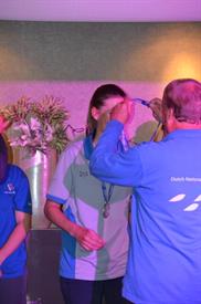 Jan van Schendel geeft Anja gouden medaille (Small)