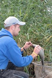 Jeffrey Bakkernes met vis 2 (Small)