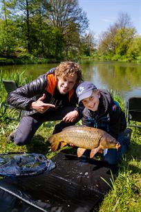 Karperen met de vaste stok in Bart leert vissen gemist? (video)
