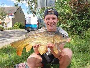 Karpervissen in nieuwe vlog Enzo Knol! (video)