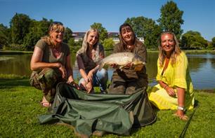 Karpervissen met échte profs in De Visvrouwen (video)