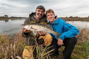 Kribhoppen langs de IJssel in 8e aflevering VIS TV (video)