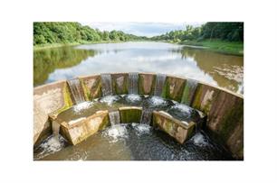 Met drilboor en betonschaar