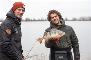 Met kunstaas op baars en zeeforel in eerste aflevering VIS TV XL 2021 (video)