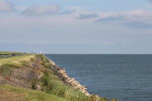NVWA en politie nemen schietfuiken in beslag op IJsselmeer