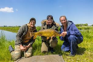 Pennend en ‘piepend’ op karper in De Visvrouwen (video)