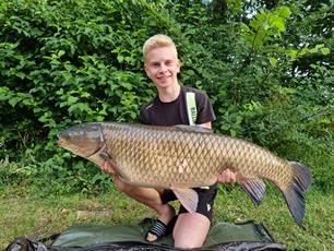 Record graskarper: 114 cm! (video)