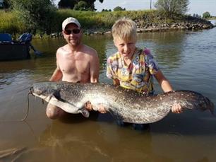 Ryan (11) vangt meerval van 178 centimeter (video)