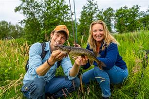 Snoeken in een veengebied in VIS TV (video)