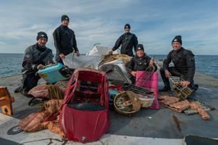 Sportduikers doen een clean up boven de Wadden