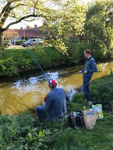 Sportvissers meten waterkwaliteit 