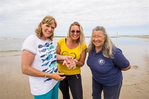Strandvissen bij Groote Keeten in De Visvrouwen