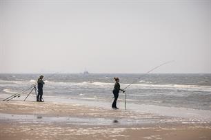 Strandvissen bij Wijk aan Zee in VIS TV (video)