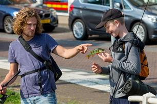 Streetfishing battle in Bart gaat vissen (video)