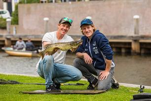 Streetfishing in VIS TV XL, Visvrouwen gaan strandvissen (video)