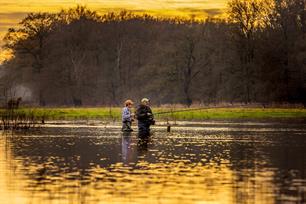 Trottend vissen met hoog water in de Regge in VIS TV (video)