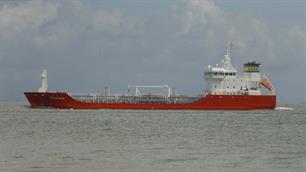 Uitgeweken chemicaliëntanker gestrand door sportvisboten