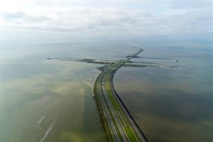 Vis door de Afsluitdijk