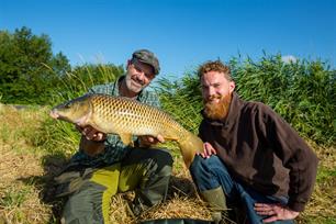 VIS TV afl. 03 terugkijken: struinend polderkarperen met Bente Morsch (video)