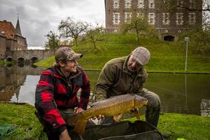 VIS TV: Vissen op 'kasteelkarpers' in Limburg