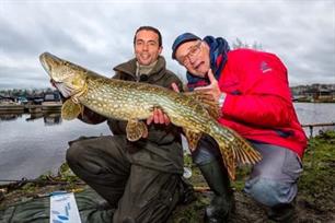 Visblad TV - Dikke snoeken aan dood aas (video)