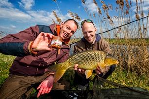 Visblad TV: penvissen met supermarktaas (video)