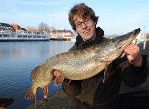 Visblad TV: snoeken met dood aas (video)