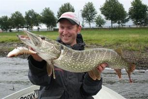 Visblad TV - veilig snoek landen en onthaken