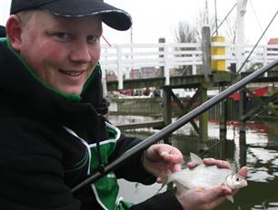 Visblad TV: Winters witvissen in de haven (video)