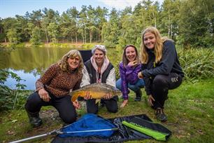 Vissen op Brabantse boskarpers in De Visvrouwen (video)