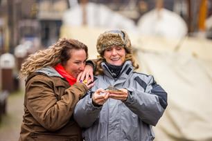 Vissen op Spakenburgse roofvis in De Visvrouwen (video)