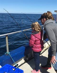 Vissende moeders in Kek Mama