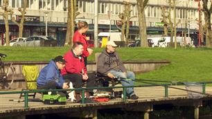Vissende vrienden bij Margreet in Overvecht