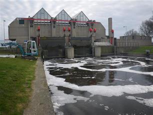 Visvriendelijk vijzelen : Vispassage Halfweg helpt honderdduizenden vissen