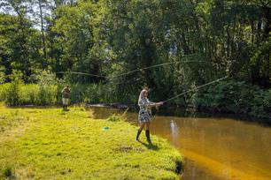 Vliegvissen op een Limburgs riviertje in De Visvrouwen (video)