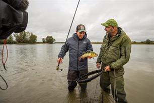 Wadend op Waalrovers in aflevering 5 VIS TV (video)