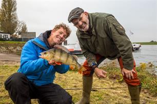 Werpend op giga-baarzen in VIS TV (video)