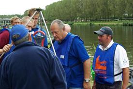 Will Raison kijkt mee met de weging (Small)