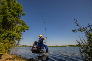 Witvissen: feedervissen op het wijd