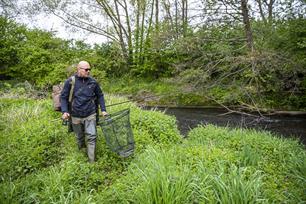 Witvissen: statisch struinen op snelstromend water