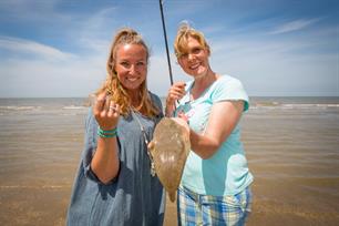 Zon, zee en strandvissen in slotaflevering De Visvrouwen (video)